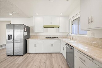 10431 Hayvenhurst Ave in Los Angeles, CA - Building Photo - Building Photo
