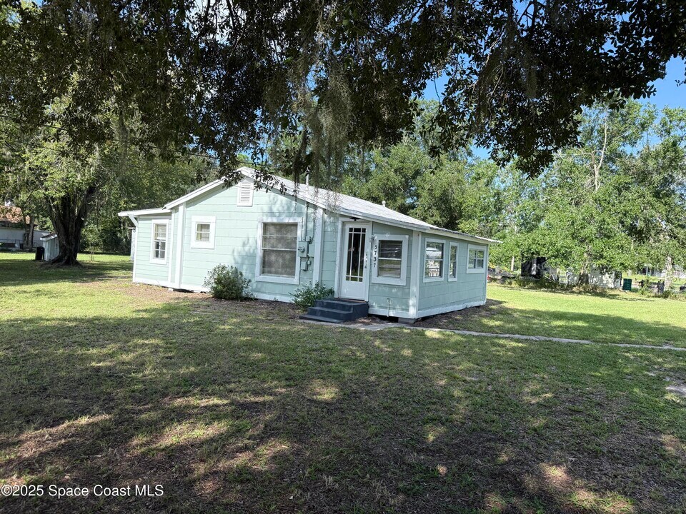 5737 Travis St in Mims, FL - Building Photo