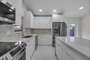 803 NW 133rd Ct, Unit 803 in Miami, FL - Building Photo