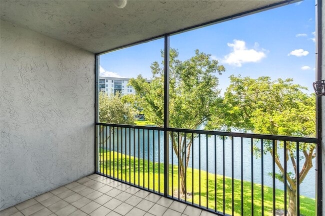 2226 N Cypress Bend Dr, Unit 308 in Pompano Beach, FL - Building Photo - Building Photo