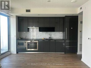 117 McMahon Dr in Toronto, ON - Building Photo - Building Photo