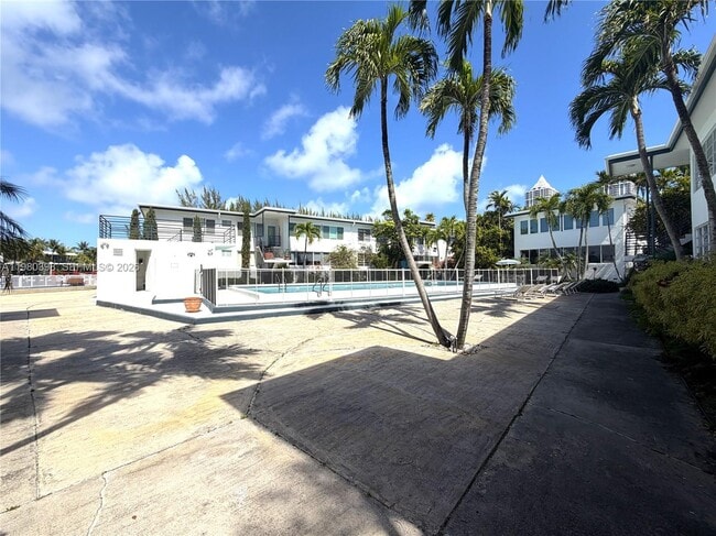 4710 Pine Tree Dr in Miami Beach, FL - Building Photo - Building Photo