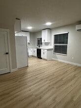 7414 N Albina Ave in Portland, OR - Foto de edificio - Building Photo