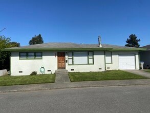 227 Randolph Way in Fortuna, CA - Building Photo - Building Photo