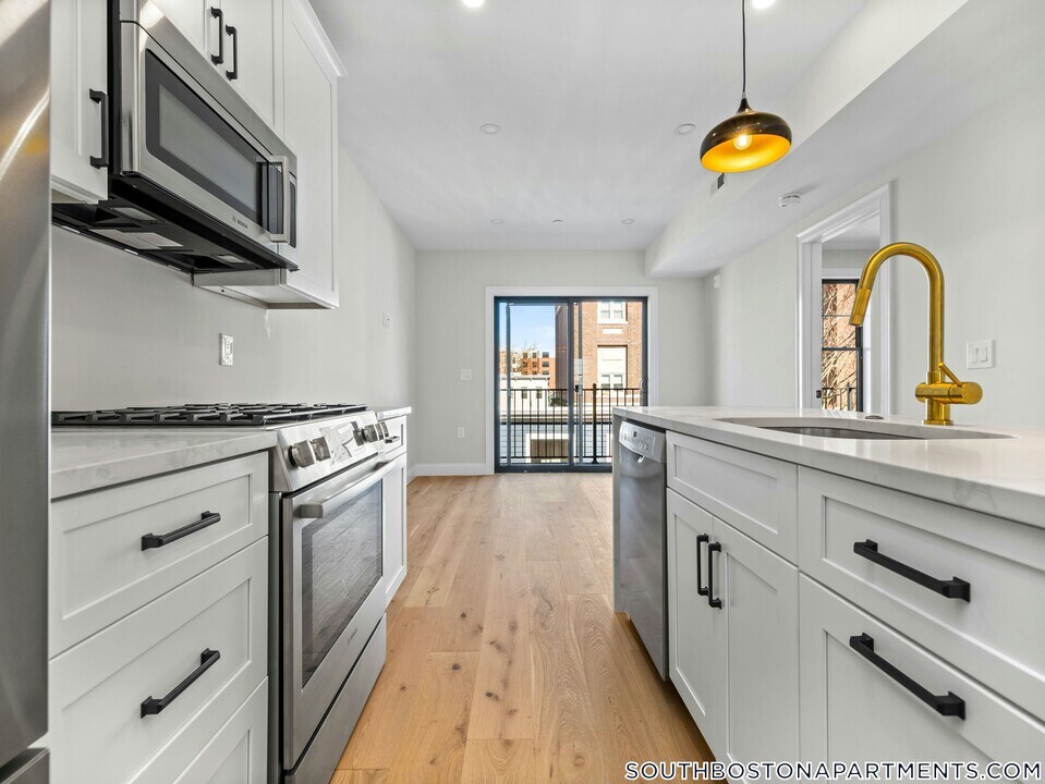 48 Woodward St in Boston, MA - Building Photo