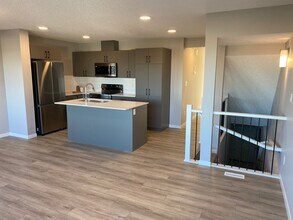 1430 Aster Way NW in Edmonton, AB - Building Photo - Building Photo