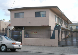 1136 Mariposa Ave in Los Angeles, CA - Building Photo - Building Photo