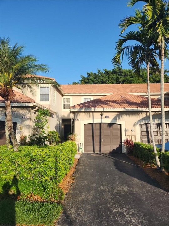 1221 Sorrento Dr in Weston, FL - Building Photo