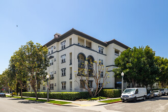 12963 Runway Rd in Playa Vista, CA - Foto de edificio - Building Photo