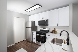 Iron Ridge and Stonegate Apartments in Elkton, MD - Building Photo