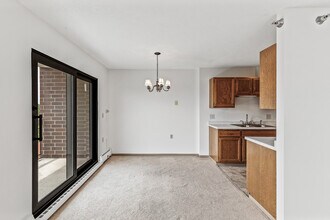 6615 Lake Shore Dr S, Unit #900 in Minneapolis, MN - Foto de edificio - Building Photo