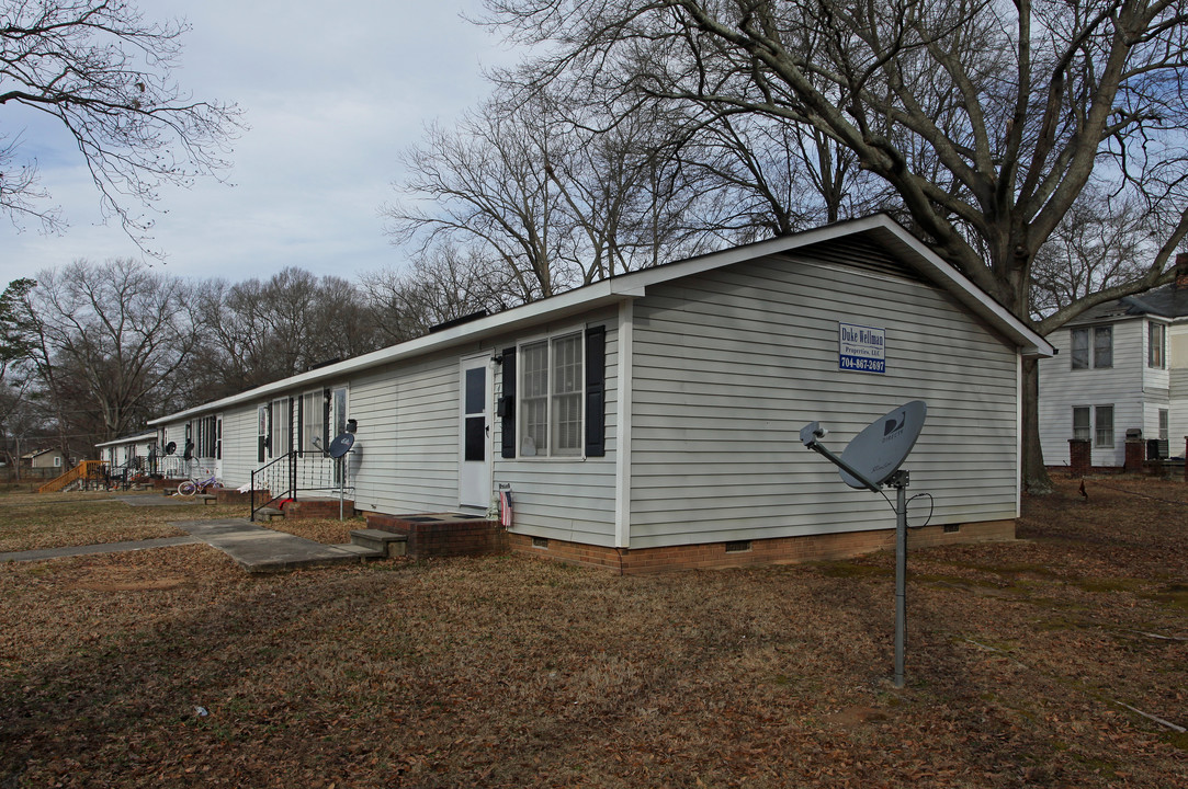 Duke Wellman Apartments in Dallas, NC - Building Photo