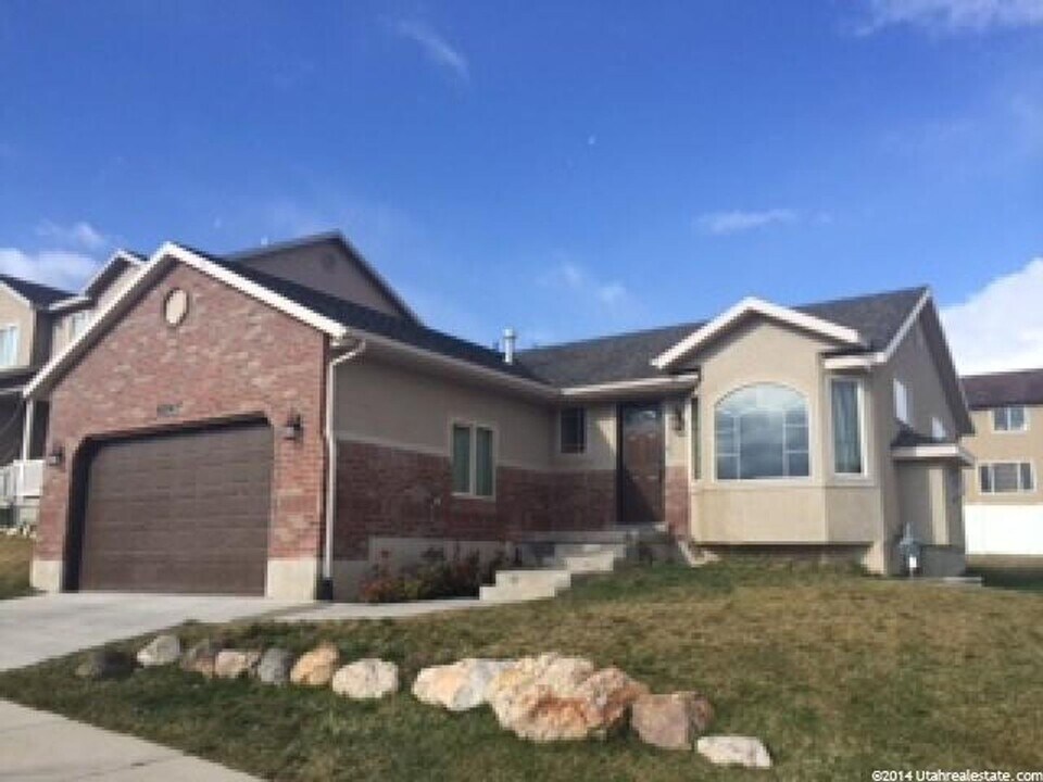 8354 Oak Run Dr in West Jordan, UT - Building Photo
