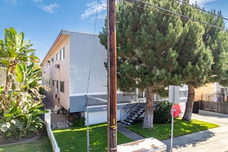 BEAUTIFUL REMODELED 1 AND 2 BEDROOM UNITS in North Hollywood, CA - Foto de edificio - Building Photo