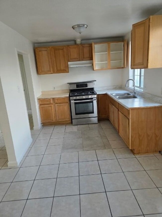 16594 Orange Way in Fontana, CA - Building Photo - Building Photo