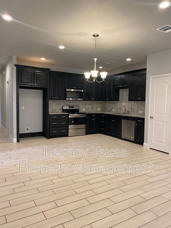 301 E Willingham St in Cleburne, TX - Building Photo - Building Photo