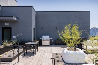 Skylar At Sunset in Los Angeles, CA - Foto de edificio - Building Photo