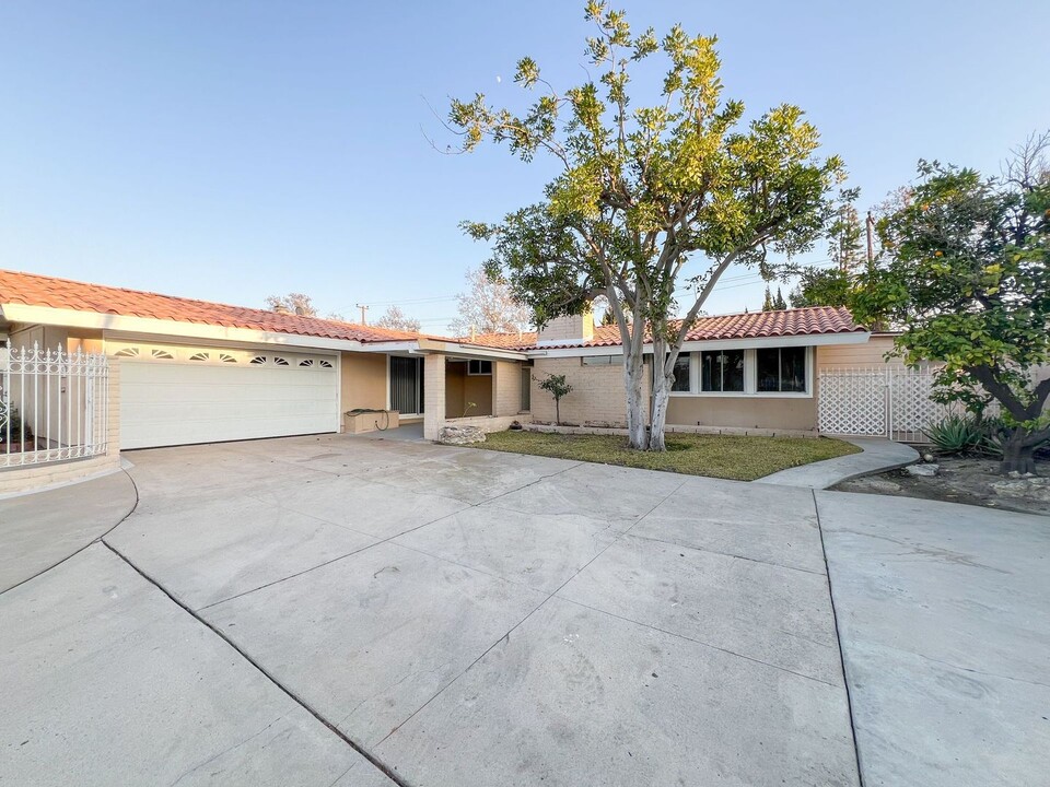 2922 Copa De Oro Dr in Los Alamitos, CA - Building Photo