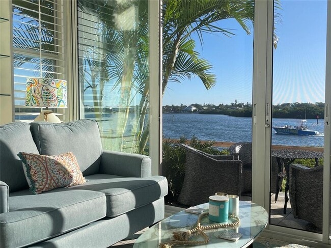 6039 E Peppertree Way in Sarasota, FL - Building Photo - Building Photo