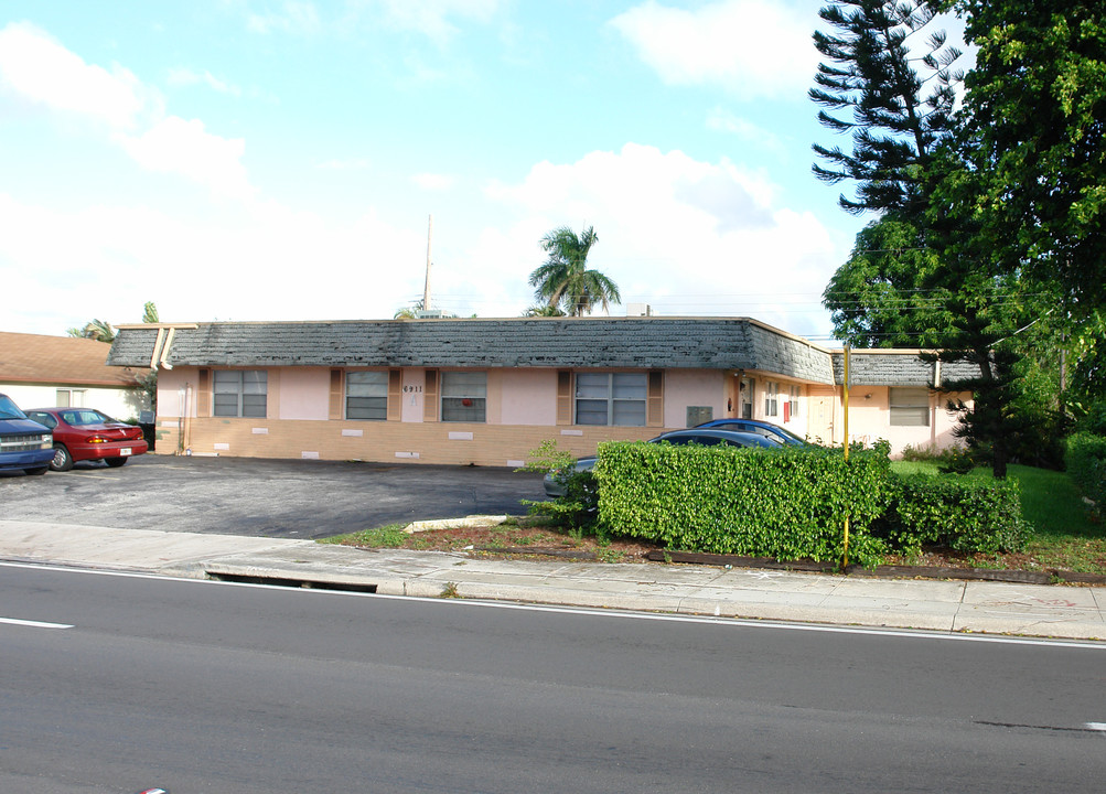 6911 Pembroke Rd in Pembroke Pines, FL - Building Photo