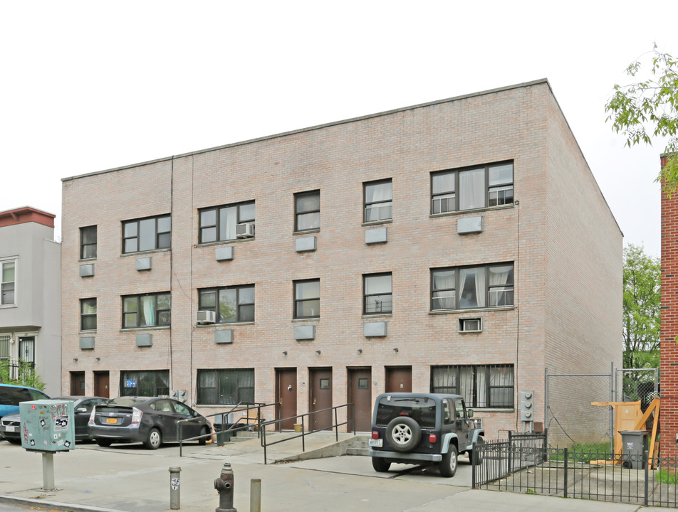 684-686 Willoughby Ave in Brooklyn, NY - Foto de edificio
