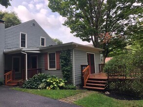 11 Kellogg St in Clinton, NY - Building Photo - Building Photo