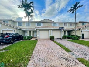 5905 Royal Way in Tamarac, FL - Building Photo - Building Photo