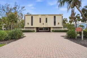 5611 Gulf of Mexico Dr, Unit 3 in Longboat Key, FL - Building Photo