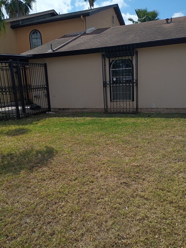 706 Continental Dr, Unit Apt 1 in Brownsville, TX - Foto de edificio - Building Photo