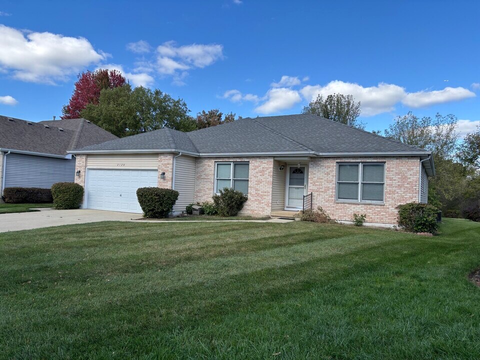 2120 Belvidere Line Dr in Elgin, IL - Building Photo