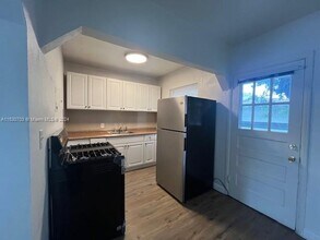 541 SW 7th St-Unit -3 in Miami, FL - Building Photo - Building Photo