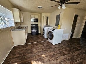 109 E Clay St in Bowie, TX - Building Photo - Building Photo