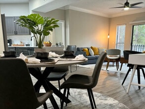 The Margot on Sage in Houston, TX - Foto de edificio - Building Photo