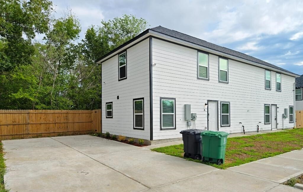 8215 Hanna St in Houston, TX - Building Photo