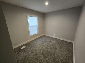302 Louva Ln in Mankato, MN - Building Photo - Building Photo