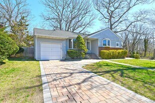 110 Dix Hills Rd in Huntington, NY - Building Photo