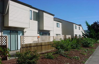 Garden Grove Apartments in Forest Grove, OR - Building Photo - Building Photo