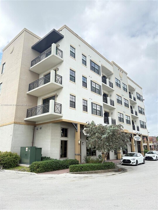 4100 SW 64th Ave in Davie, FL - Building Photo