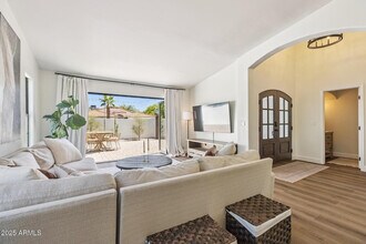 5556 E Sandra Terrace in Scottsdale, AZ - Building Photo - Building Photo