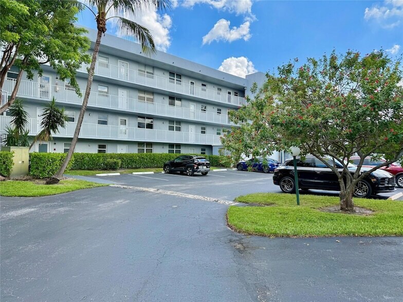 114 Royal Pk Dr, Unit 3A in Oakland Park, FL - Building Photo