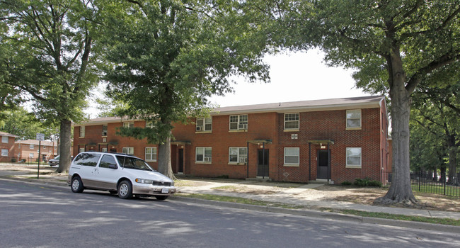 Whitcomb Court in Richmond, VA - Building Photo - Building Photo