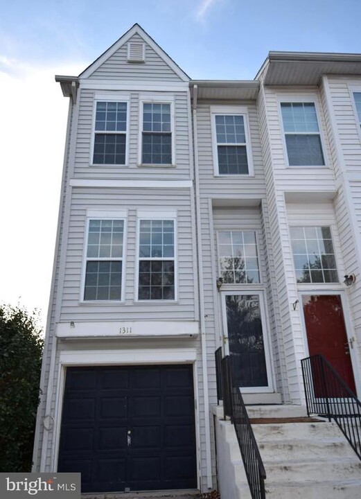 1311 Hampshire Dr in Frederick, MD - Building Photo