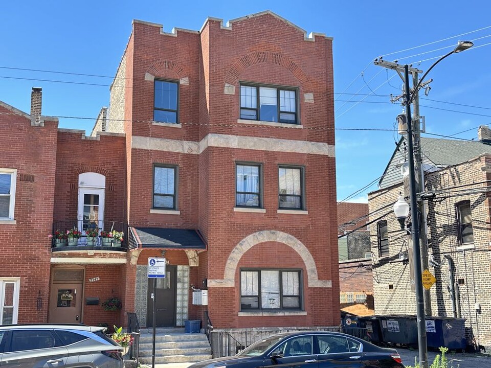 2347 W 24th Pl, Unit 2R in Chicago, IL - Foto de edificio