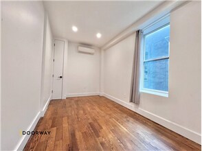 321 Woodbine St in Brooklyn, NY - Foto de edificio - Building Photo