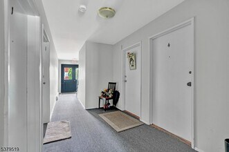 32 Woodedge Ave in Edison, NJ - Building Photo - Building Photo