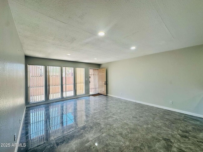 2675 E Silk Oak Dr in Tempe, AZ - Building Photo - Building Photo