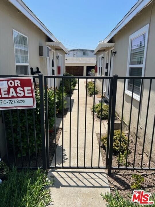 12022 Washington Blvd in Los Angeles, CA - Building Photo