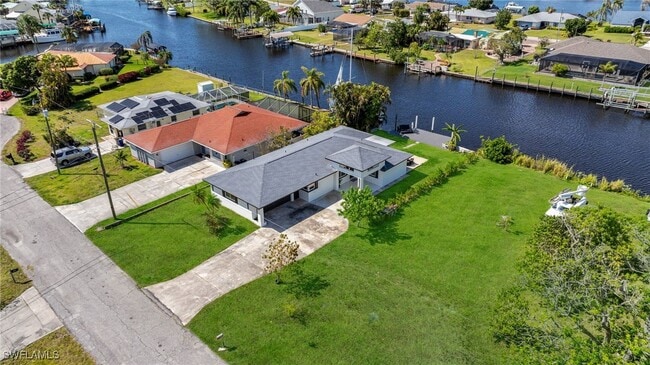 2106 E Tobago Cir in Ft. Myers, FL - Building Photo - Building Photo