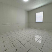 11611 NW 57th Ct in Hialeah, FL - Foto de edificio - Building Photo
