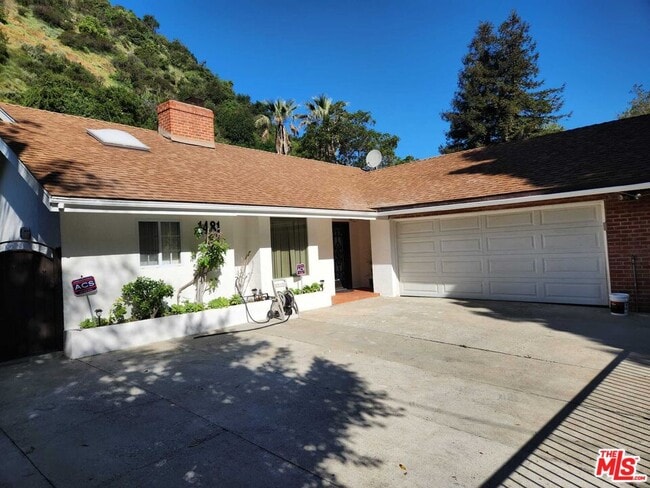 1481 Benedict Canyon Drive in Beverly Hills, CA - Building Photo - Building Photo